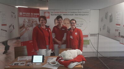 Gudrun Rathgeber (Pflegedienstleitung), Jasmin Haag (Auszubildende Altenpflegerin) und Lisa Hauck (Personalmarketing) standen den vielen interessierten Messebesuchern bezüglich Ausbildungsinhalten, Schulbesuch und Weiterbildungsmöglichkeiten Rede und Antwort.